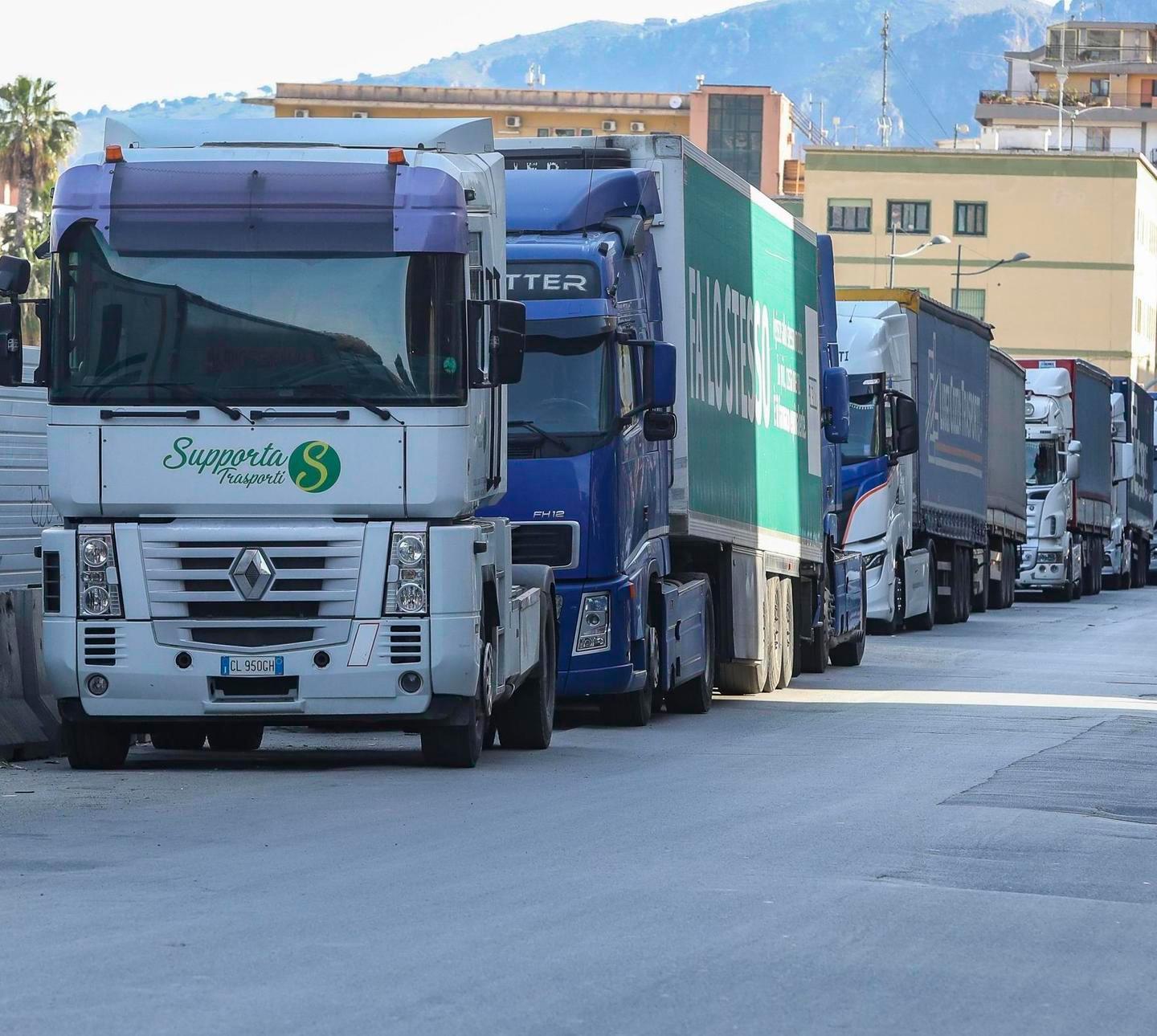 Caro carburante, lunedì sciopero degli autotrasportatori in Sardegna