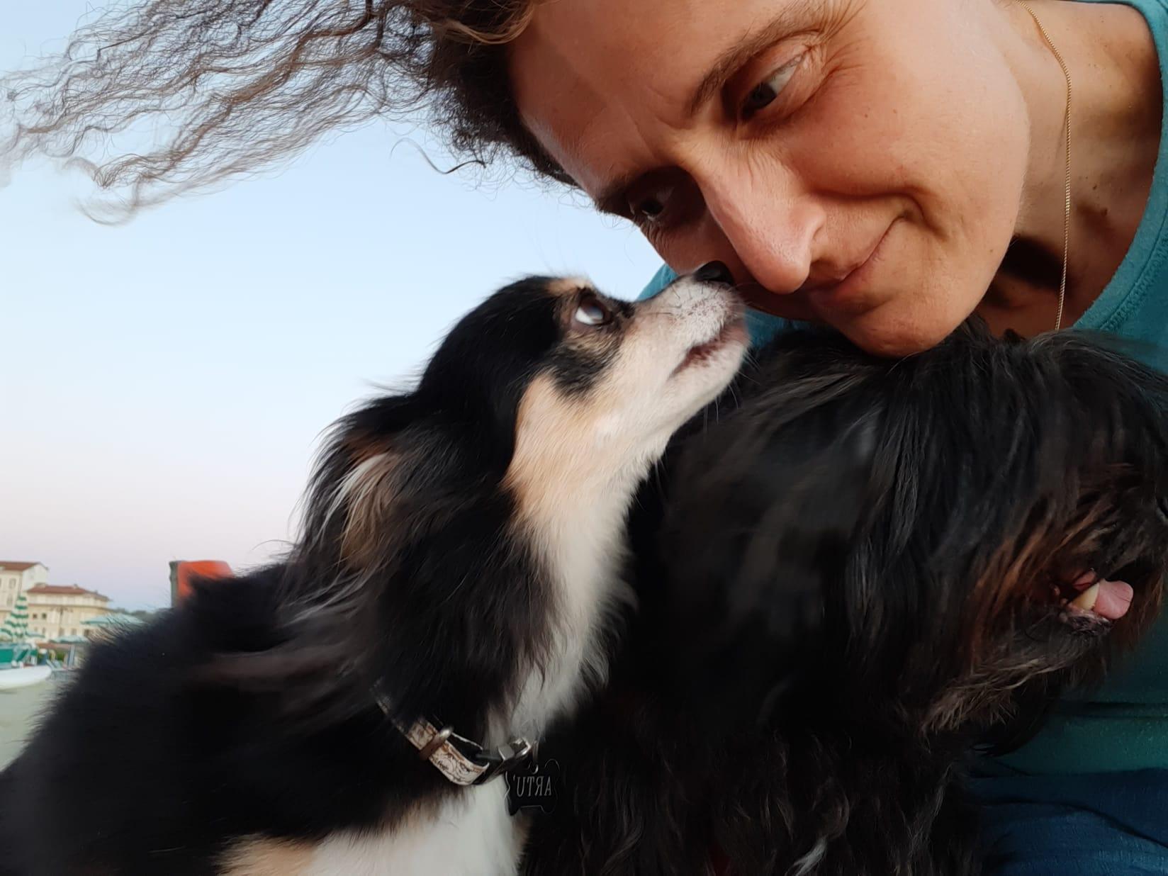 Il cane Arturo con la padrona Elena Tomei