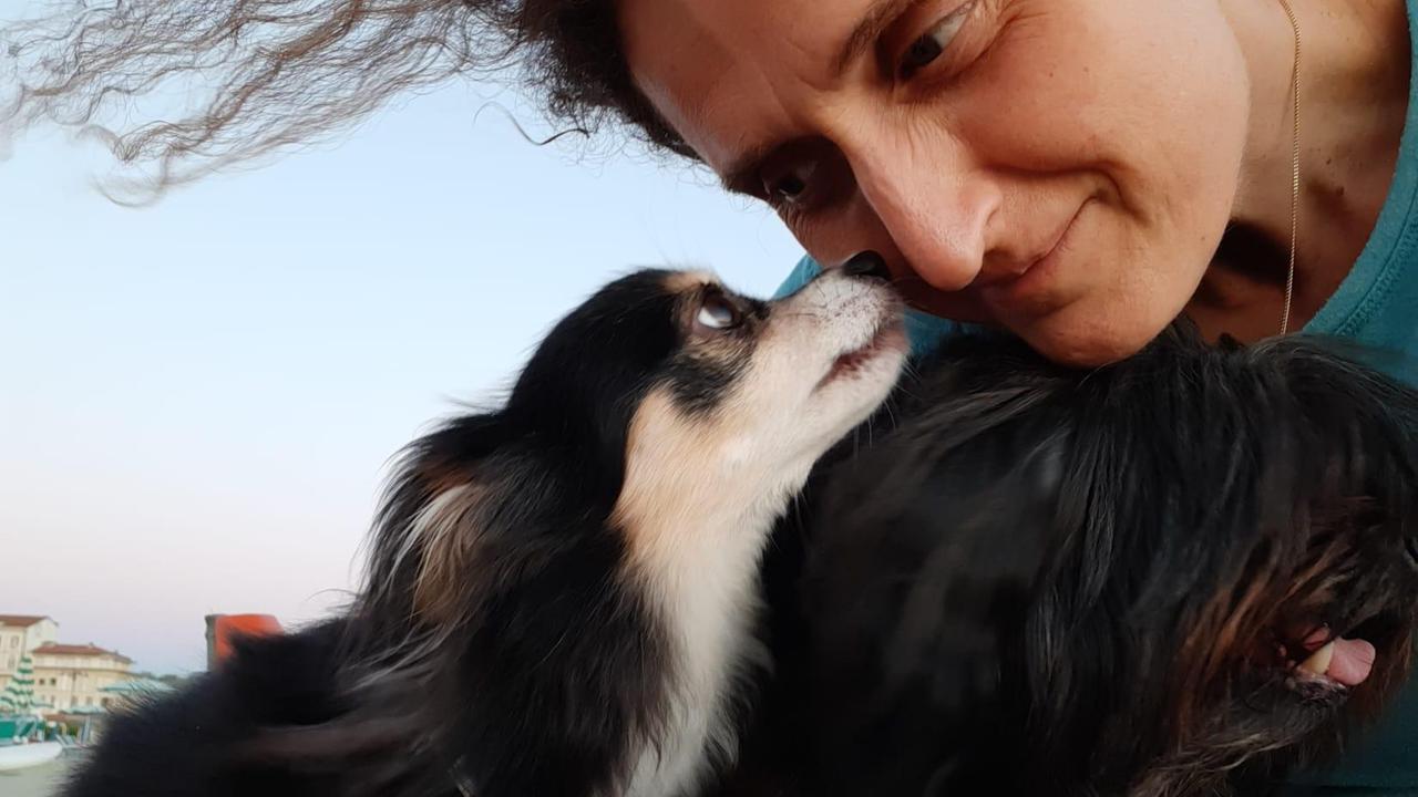 Il cane Arturo con la padrona Elena Tomei