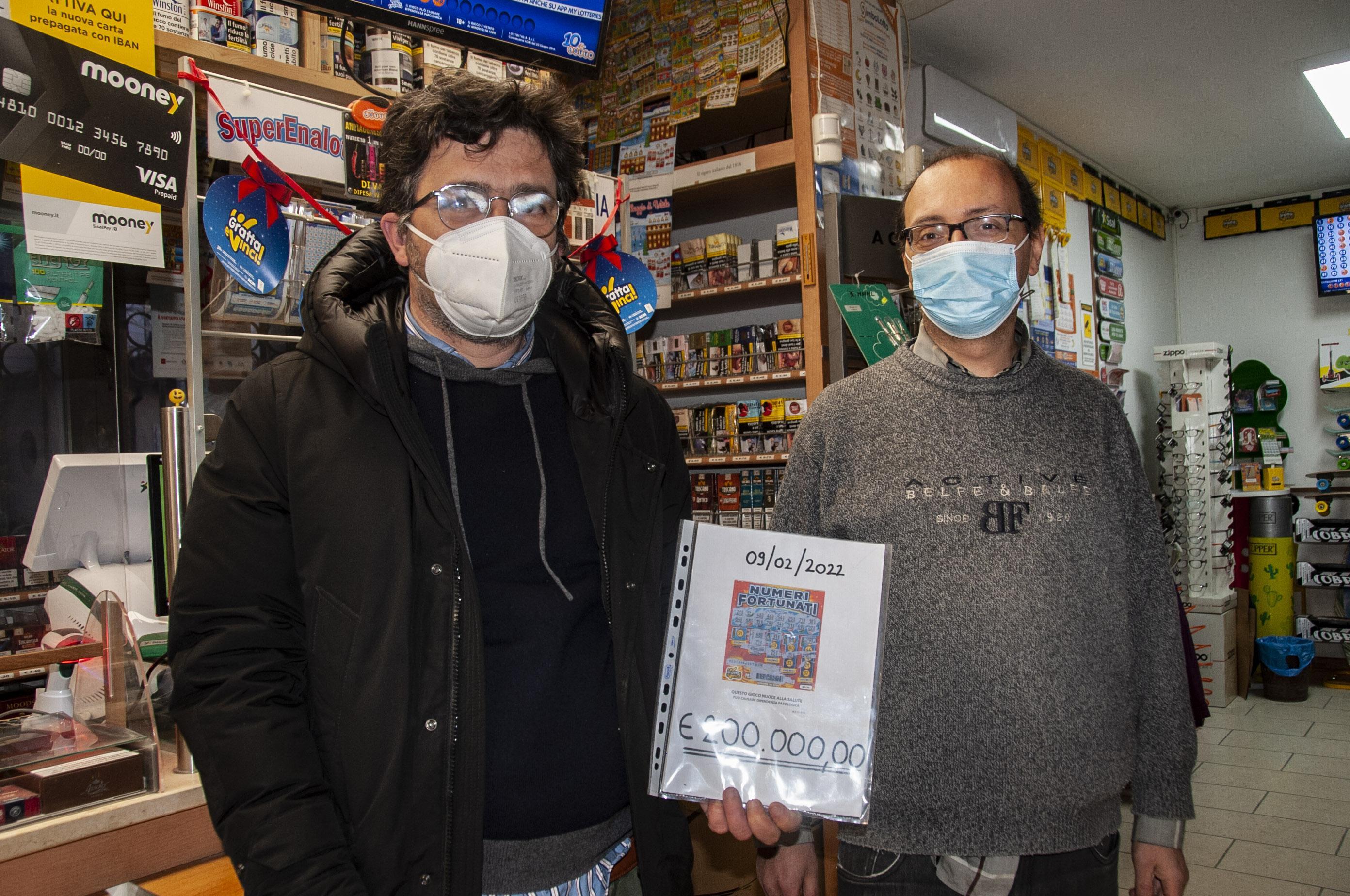 Camaiore, gratta e vince 200mila euro. Il tabaccaio: «Il fortunato cliente è tornato per farmi un regalo» 