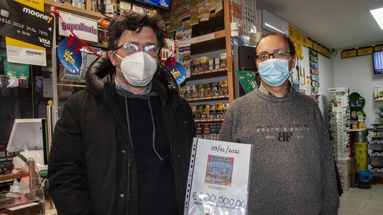 Camaiore, gratta e vince 200mila euro. Il tabaccaio: «Il fortunato cliente è tornato per farmi un regalo»