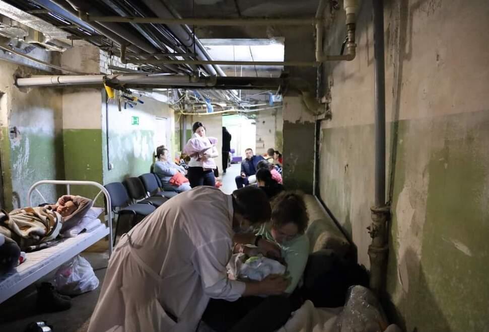 Gli ospedali sotterranei di Kiev: qui le donne partoriscono mentre fuori esplodono le bombe