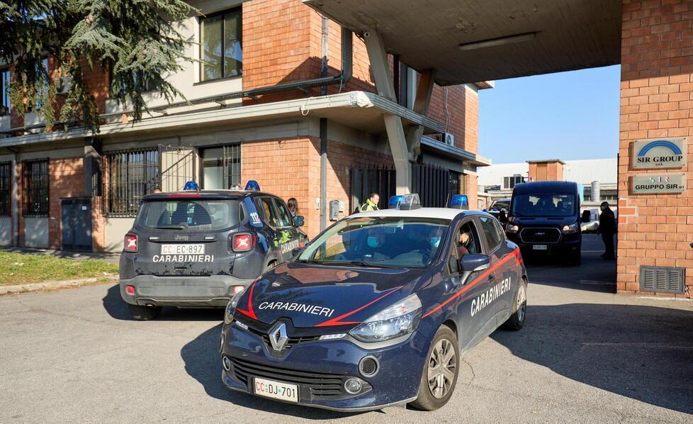 Un momento del blitz delle forze dell'ordine
