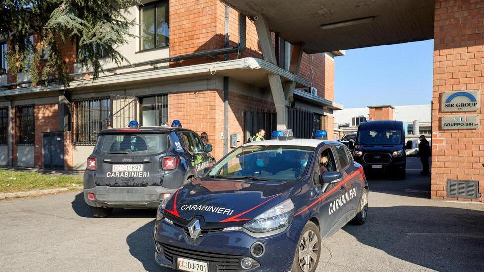 Un momento del blitz delle forze dell'ordine