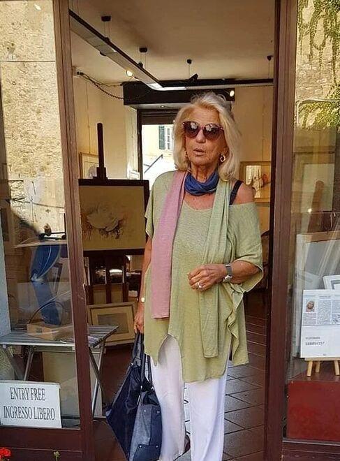 La pittrice Giovanna Maria Vanni nella sua galleria a Campiglia