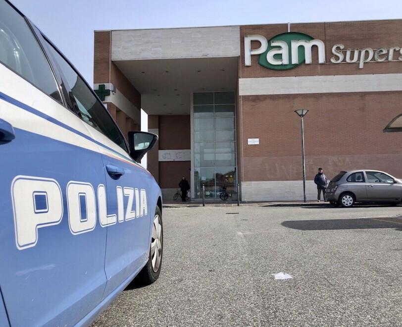 La volante della Polizia di fronte al supermercato Pam