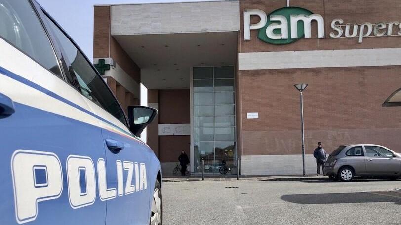 La volante della Polizia di fronte al supermercato Pam