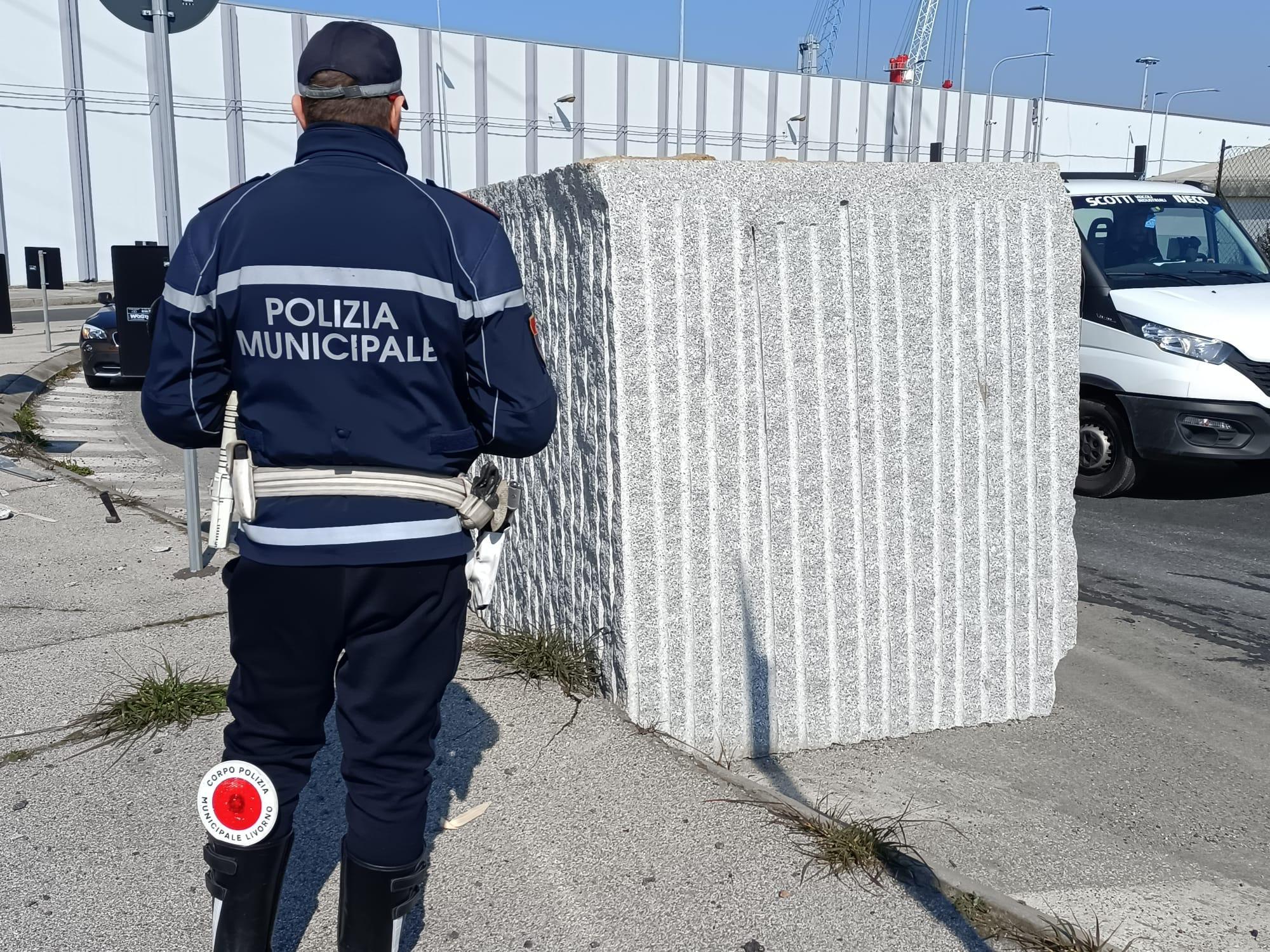 Blocco di granito cade dal tir in movimento, intervenuta la municipale 