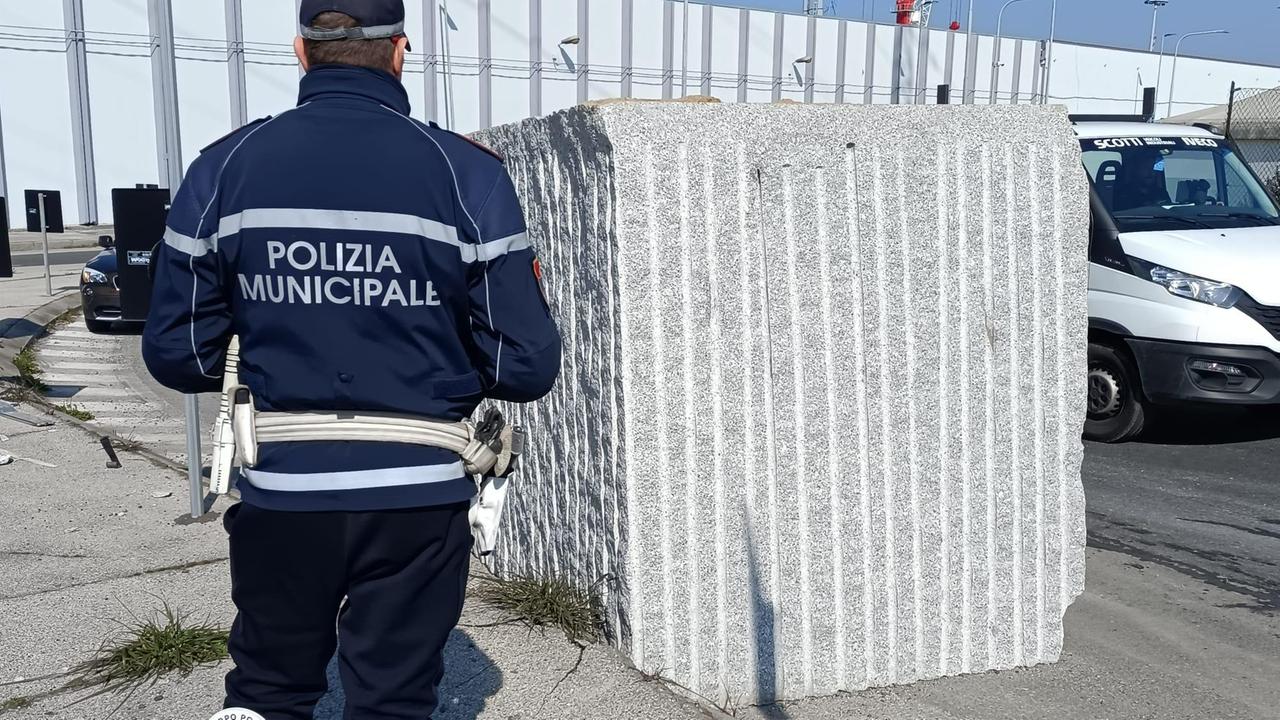 Blocco di granito cade dal tir in movimento, intervenuta la municipale