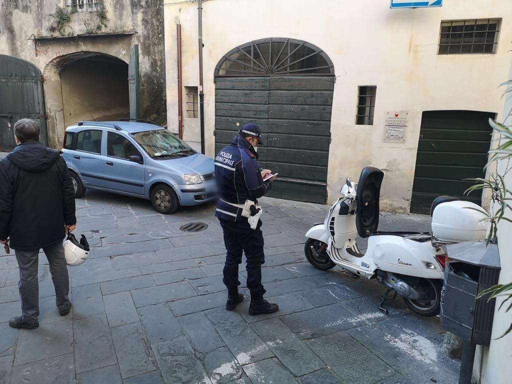 Lucca, il sindaco Tambellini travolto da un'auto mentre era alla guida della sua vespa 