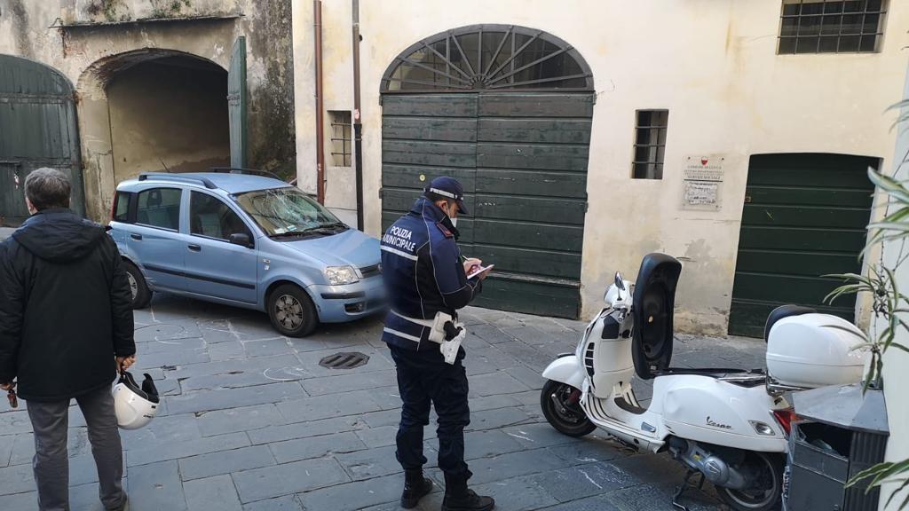 Lucca, il sindaco Tambellini travolto da un'auto mentre era alla guida della sua vespa