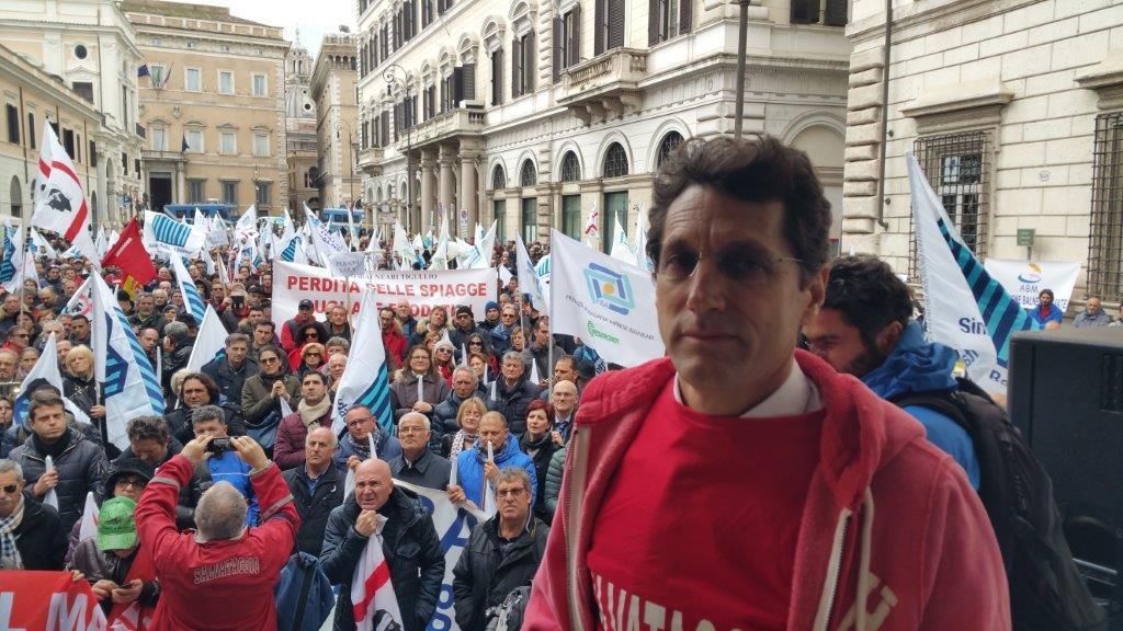 Da Viareggio a Roma contro le aste. Ecco la carica dei 200 balneari: «Ma con rispetto per gli ucraini» 