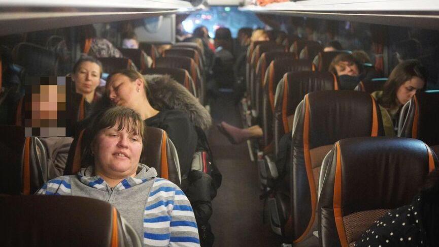 Sul pullman della speranza dalla Romania alla Versilia: «Così li portiamo in salvo dalla guerra»