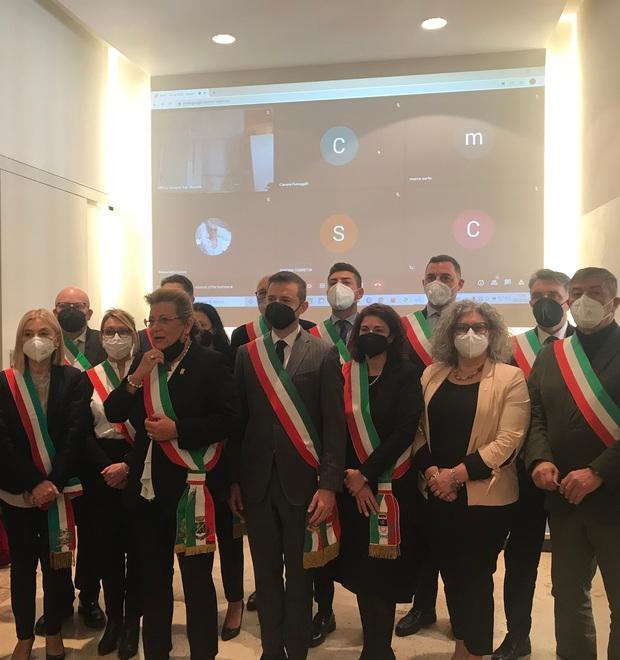 Il gruppo dei sindaci che ieri ha manifestato in Parlamento
