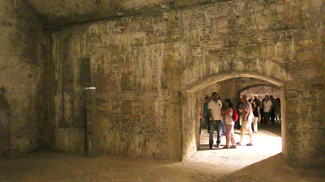 L’interno del Bastione Sangallo al Giardino Scotto: la struttura è stata recuperata con fondi pubblici negli anni scorsi e può ospitare eventi e convegni in una location decisamente particolare che richiama la storia di Pisa