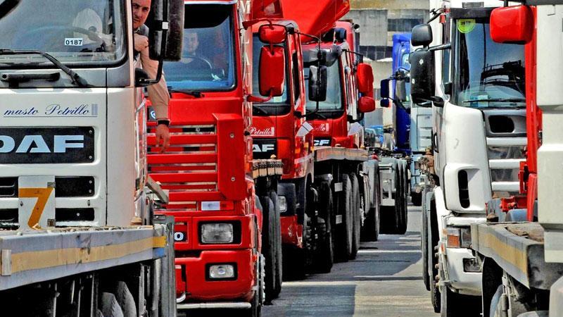 Una fila di camion in colonna nell’attesa di entrare in porto