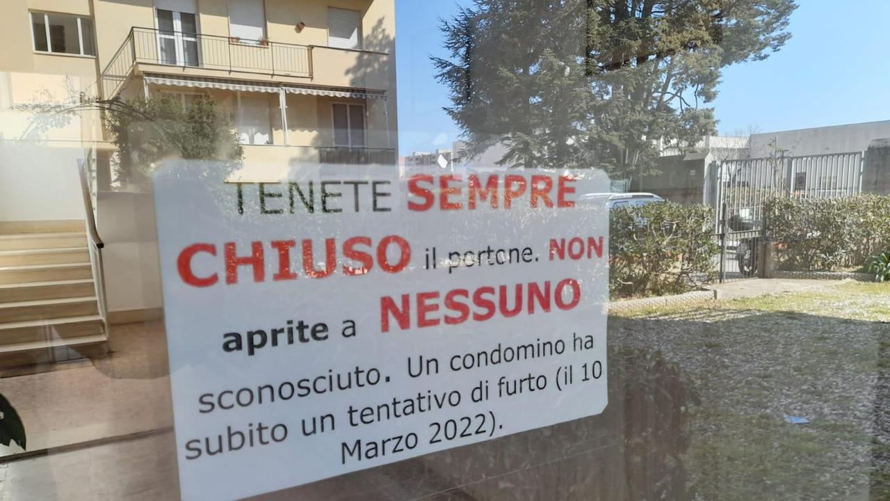 Il cartello affisso all'ingresso del condominio di via Piemonte, in Coteto