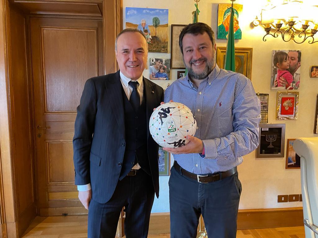 Il presidente della Lega di B Mauro Balata e il segretario della Lega Matteo Salvini