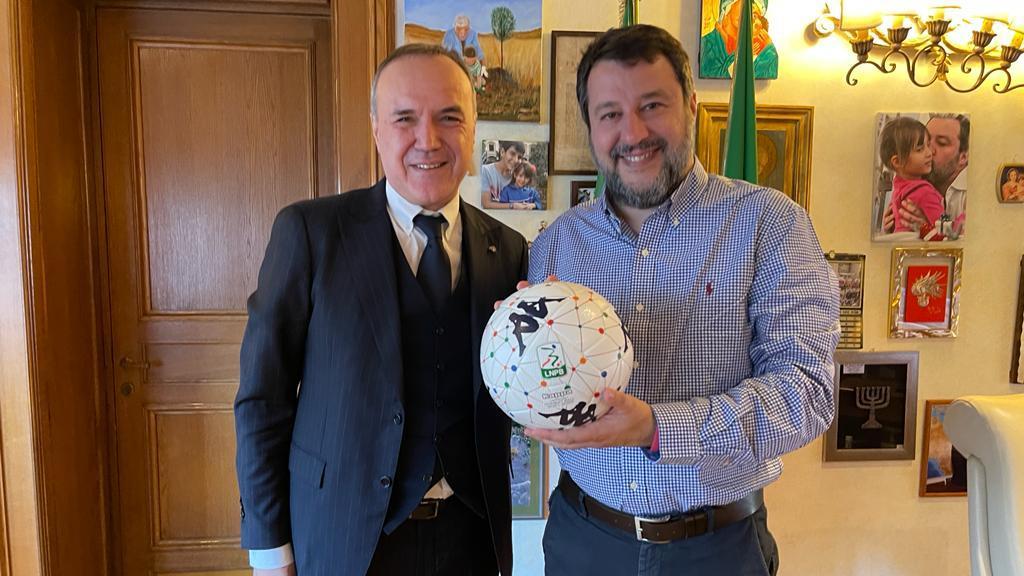 Il presidente della Lega di B Mauro Balata e il segretario della Lega Matteo Salvini