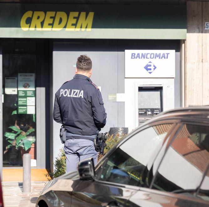 Modena. Rapina in banca: 7 ostaggi chiusi in bagno I banditi se ne vanno con 40mila euro 