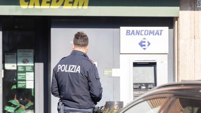 Modena. Rapina in banca: 7 ostaggi chiusi in bagno I banditi se ne vanno con 40mila euro