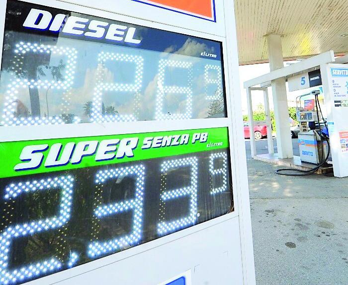 «Dietro al caro carburante non c'è la guerra ma gli speculatori». L'accusa della federazione dei benzinai 