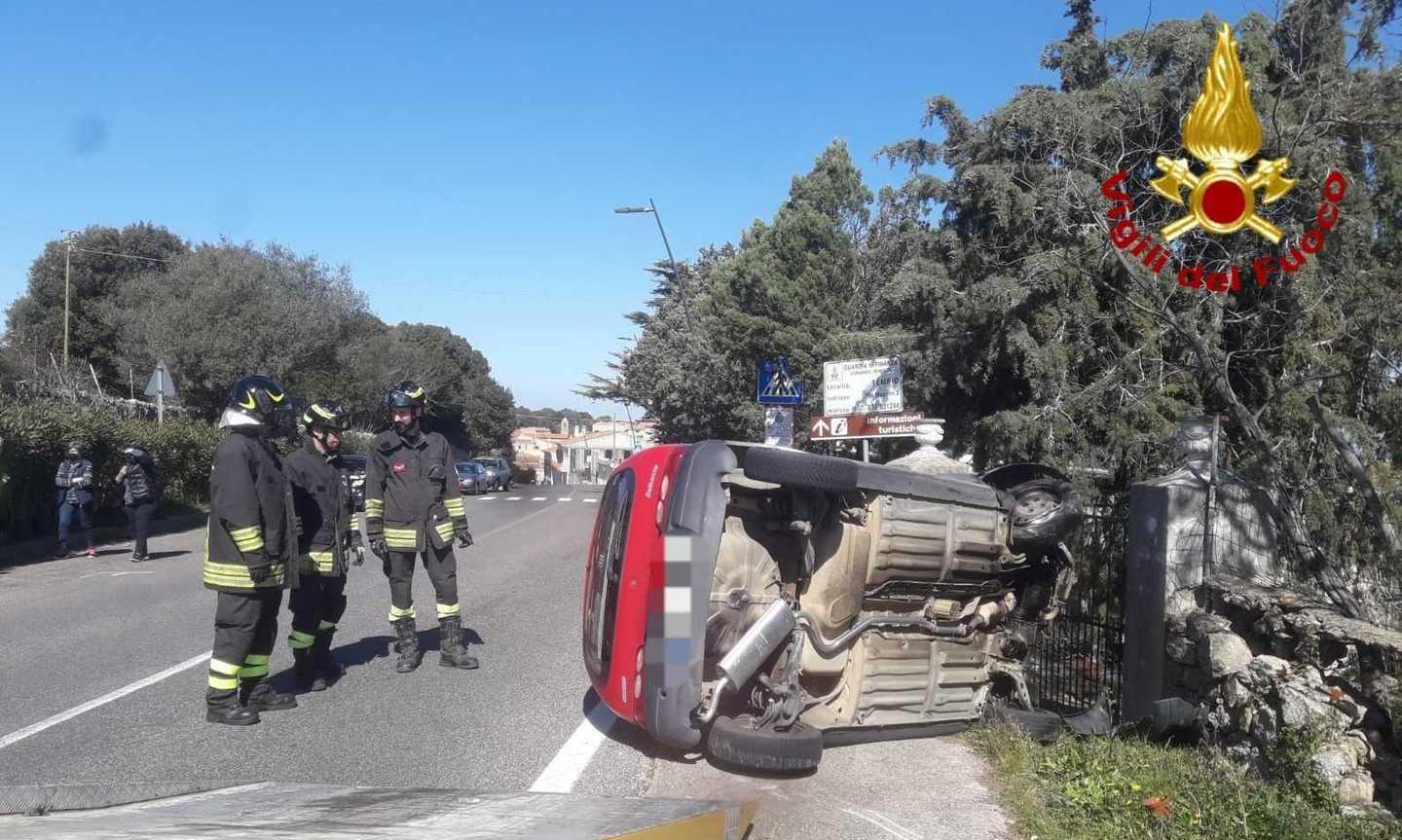 Auto si ribalta, due feriti lievissimi