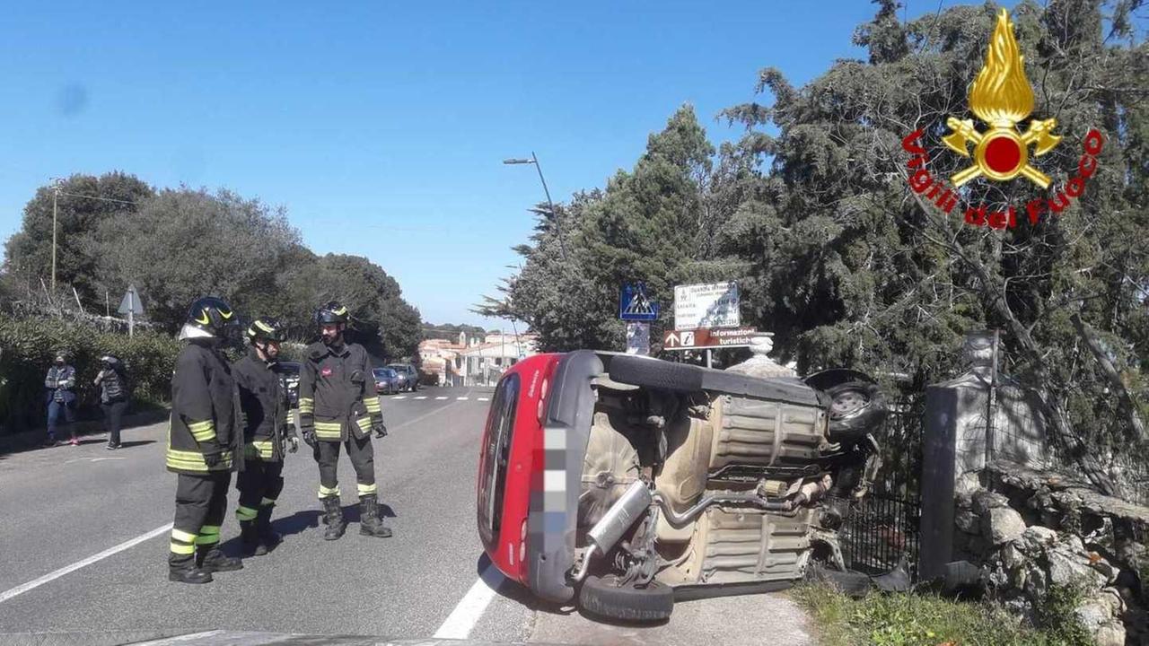 Auto si ribalta, due feriti lievissimi