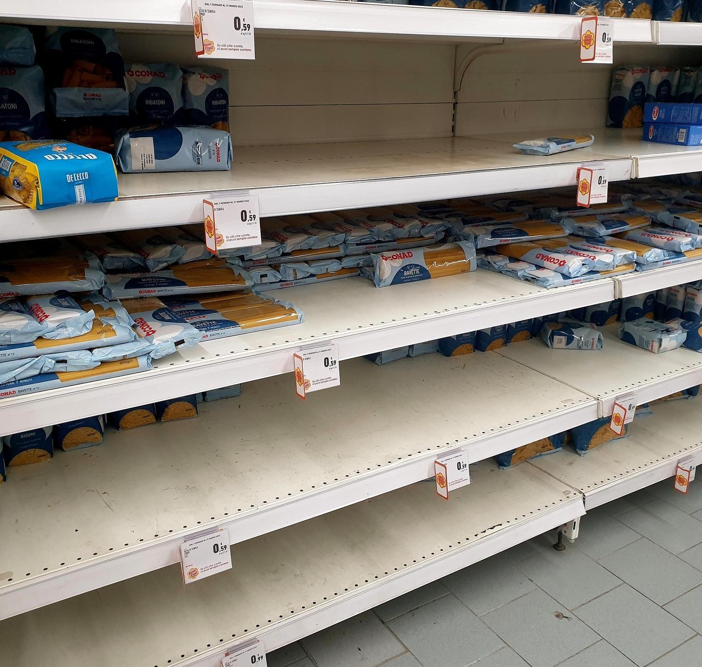 La paura vola in chat: assalto ai supermarket 