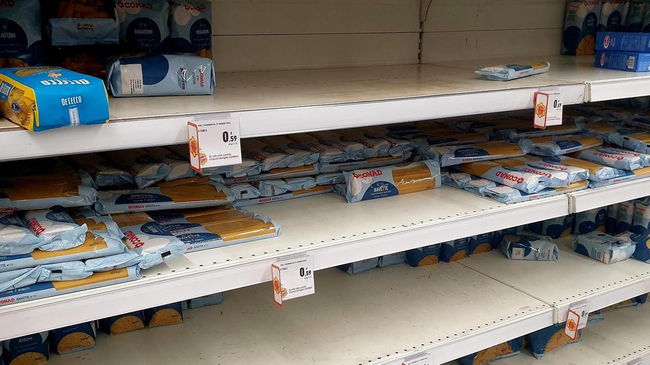 La paura vola in chat: assalto ai supermarket