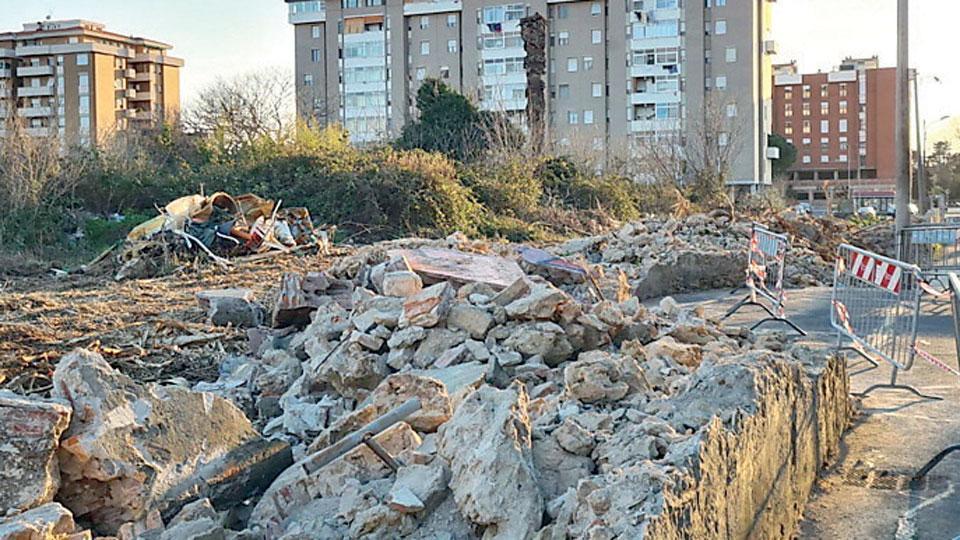 Il muro demolito in via dell’Ambrogiana (foto daniele stefanini/silvi)