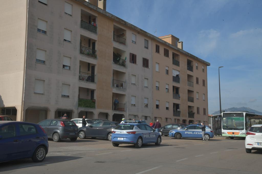Le auto della polizia sul luogo dove è avvenuto l'aggressione (foto vanna sanna)
