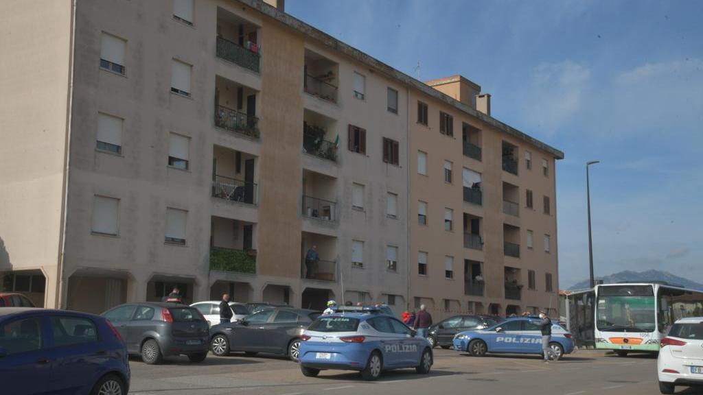 Le auto della polizia sul luogo dove è avvenuto l'aggressione (foto vanna sanna)