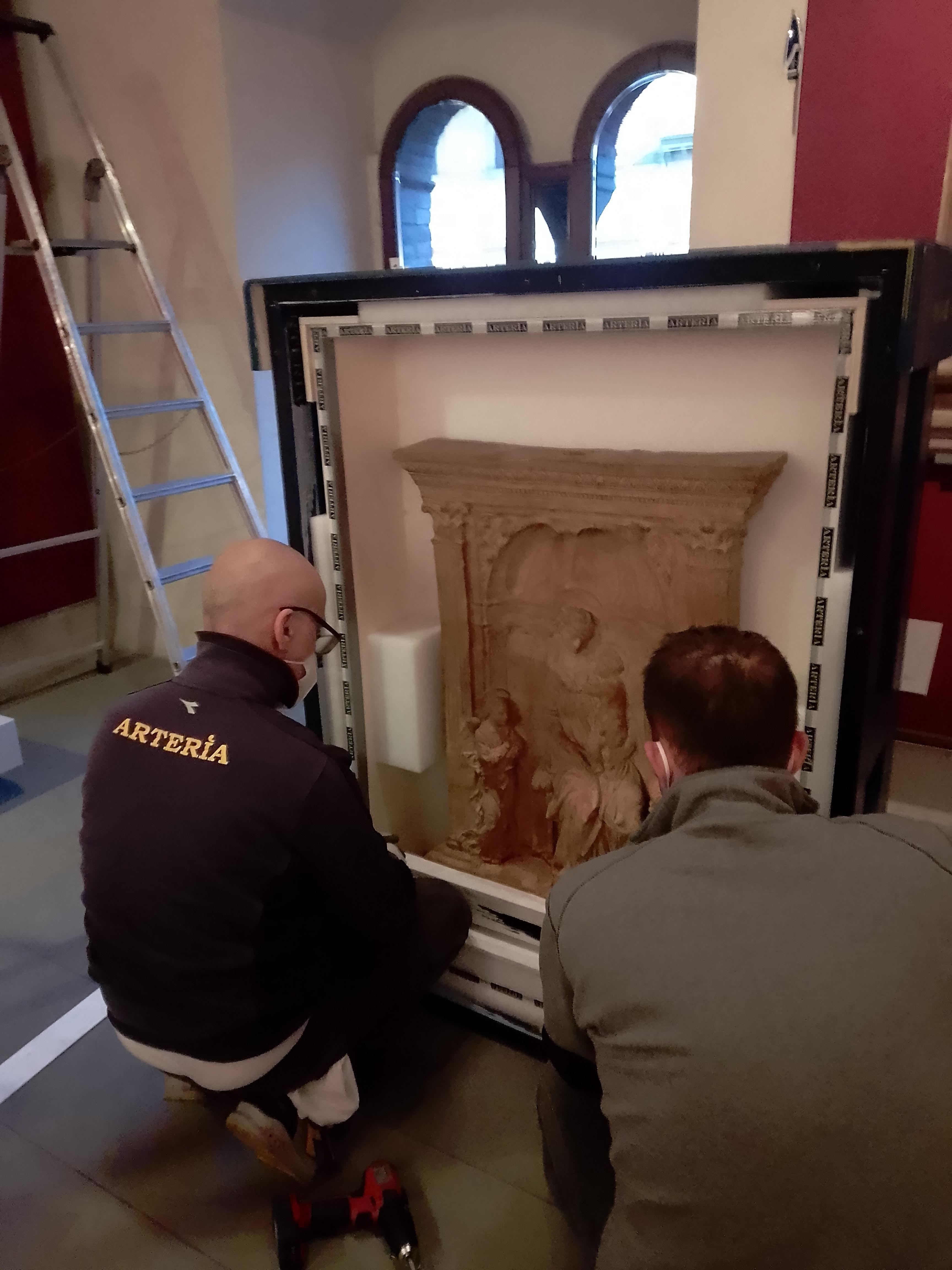 Una fase dell'imballaggio dell'opera di Donatello