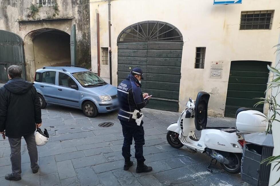 Il sindaco di Lucca travolto da un’auto in centro. È ricoverato ma dice: «Ho una pellaccia» 