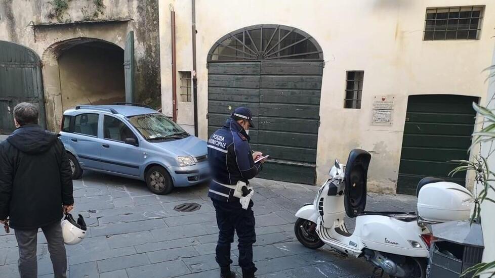 Il sindaco di Lucca travolto da un’auto in centro. È ricoverato ma dice: «Ho una pellaccia»
