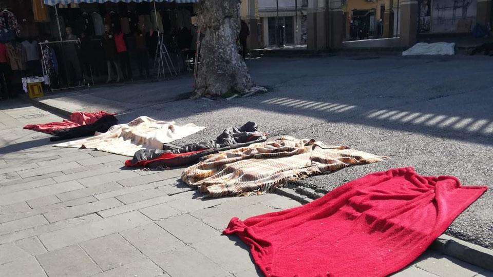 Piazzone, la distesa di coperte dopo il bivacco