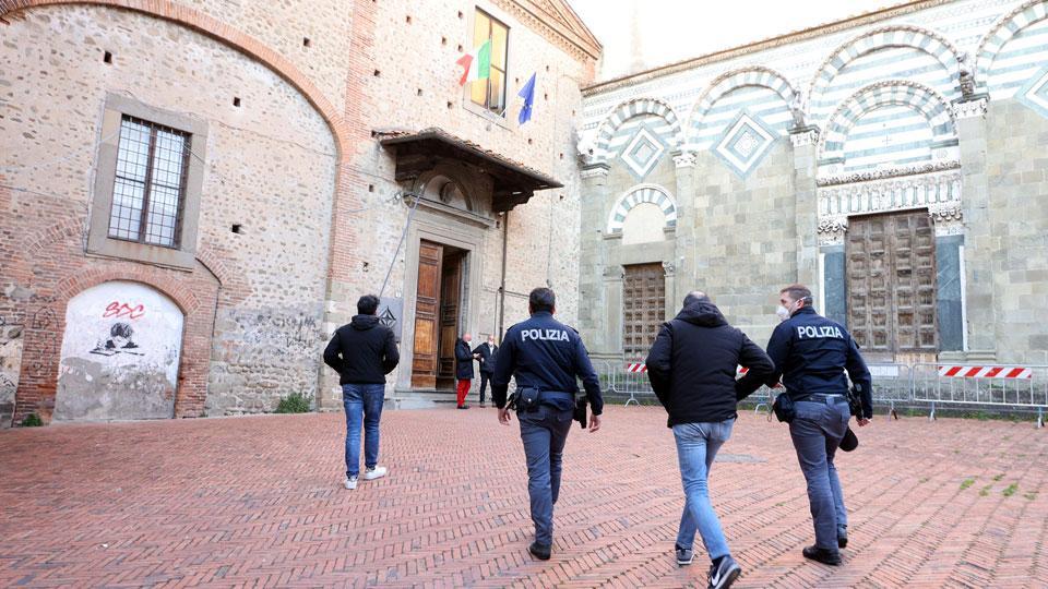 Un gruppo di poliziotti davanti alla scuola (foto nucci)