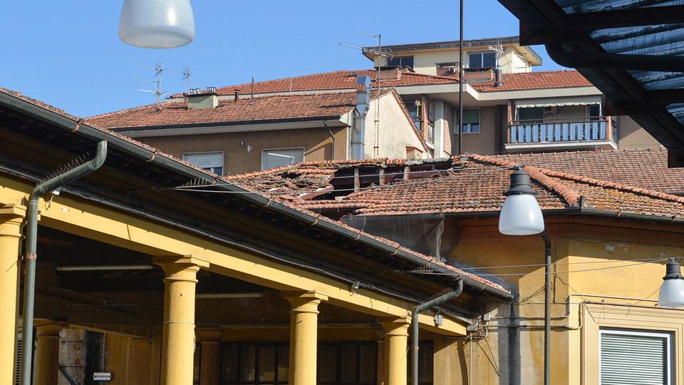 “buco” nel tetto dell’ex Mercato coperto che non è stato neanche coperto