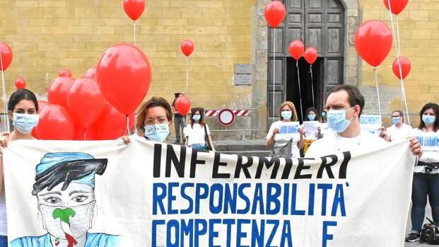 «No alla sospensione degli infermieri con due dosi»