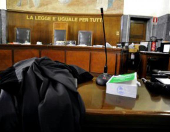 Cecina, sfigura al volto ragazzo di 16 anni con un bicchiere davanti al bar: l'aggressione e il processo
