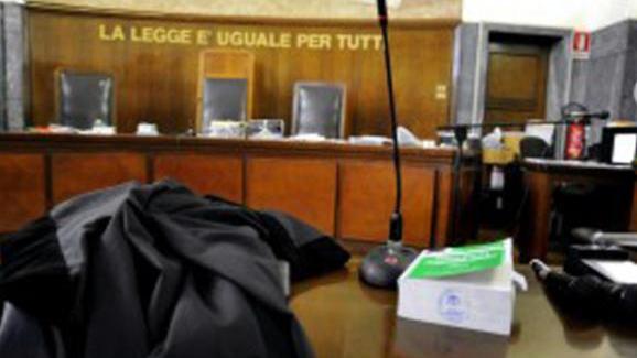 Cecina, sfigura al volto ragazzo di 16 anni con un bicchiere davanti al bar: l'aggressione e il processo