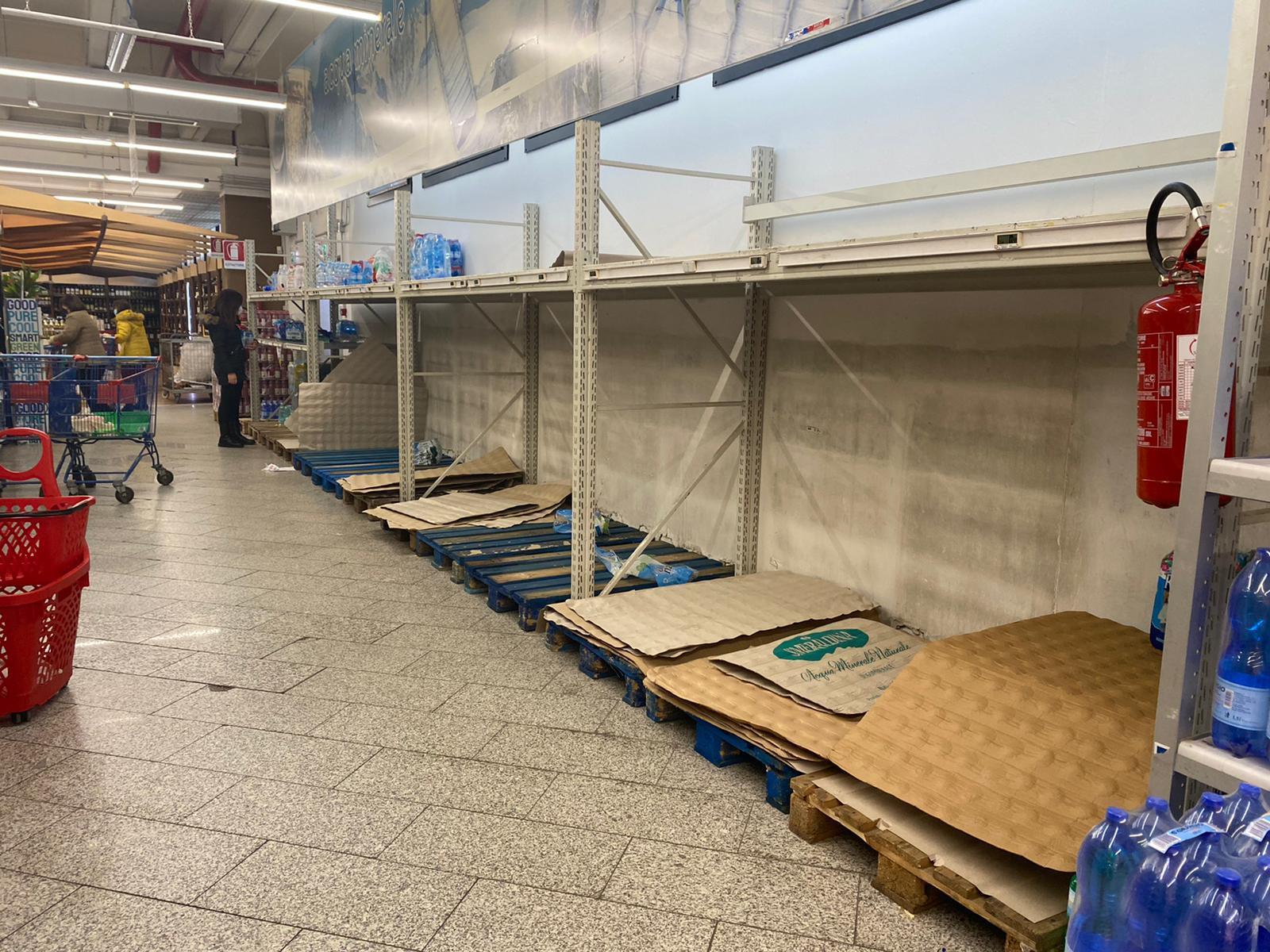 Caro carburante, psicosi in Sardegna: svuotati gli scaffali dei supermarket