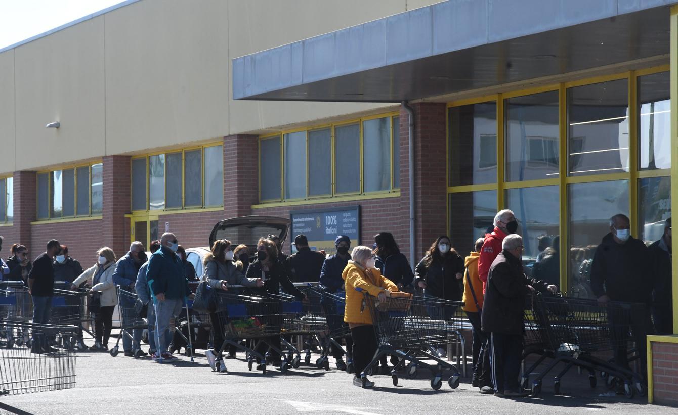 Psicosi in Sardegna per il caro carburanti: ancora file davanti ai discount, a ruba l’acqua, l’olio e la pasta 