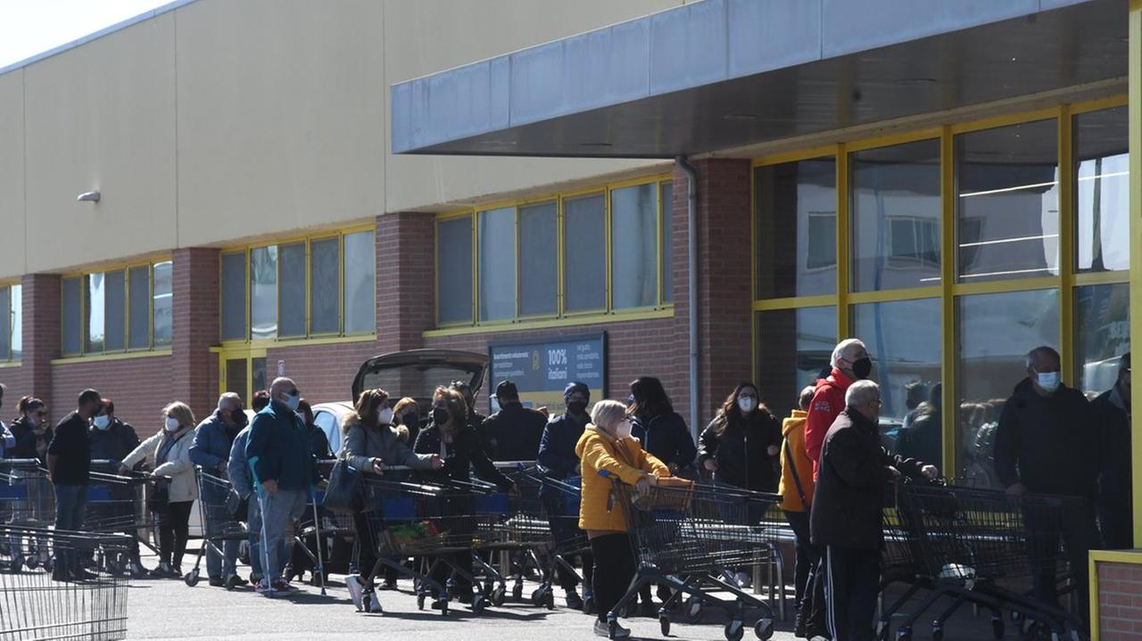 Psicosi in Sardegna per il caro carburanti: ancora file davanti ai discount, a ruba l’acqua, l’olio e la pasta