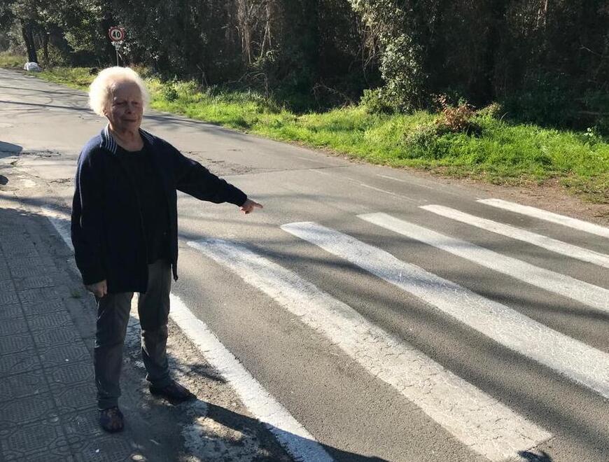 Amalia a Viareggio è la paladina del decoro: a 78 anni rifà le strisce pedonali e pulisce i cartelli stradali 