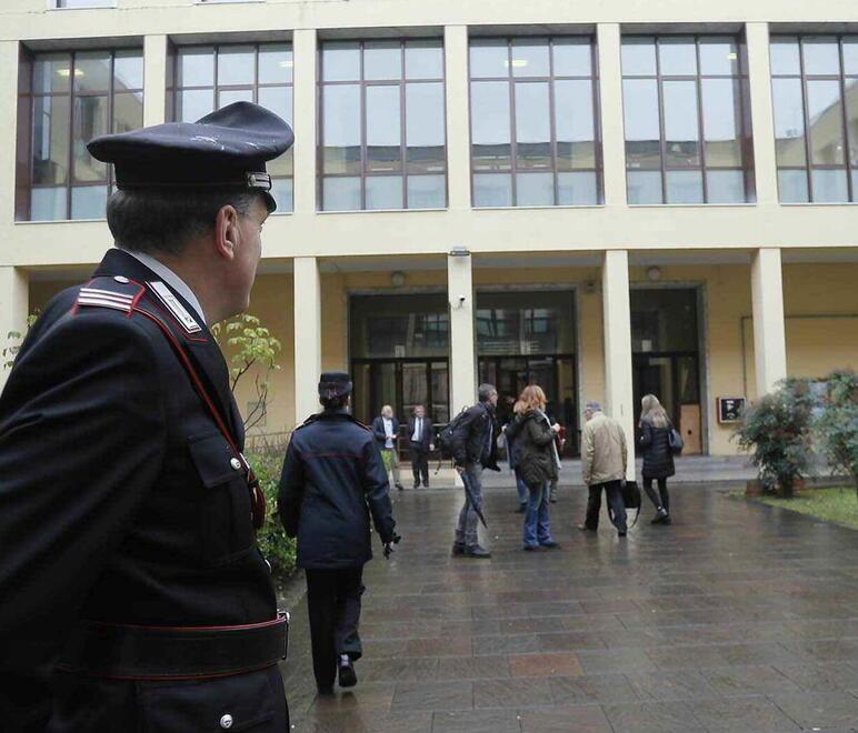 Botte al padre, ordine di allontanamento al figlio 