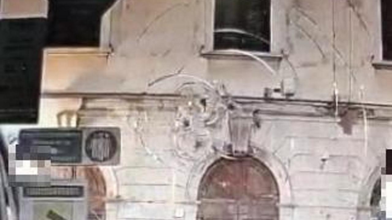 I giovani ripresi fuori dalla tabaccheria