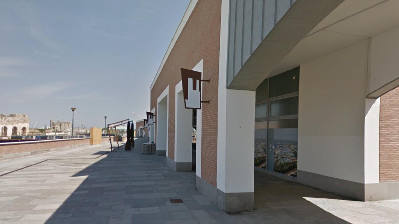L'esterno della farmacia Dal Canto di Porta a Mare