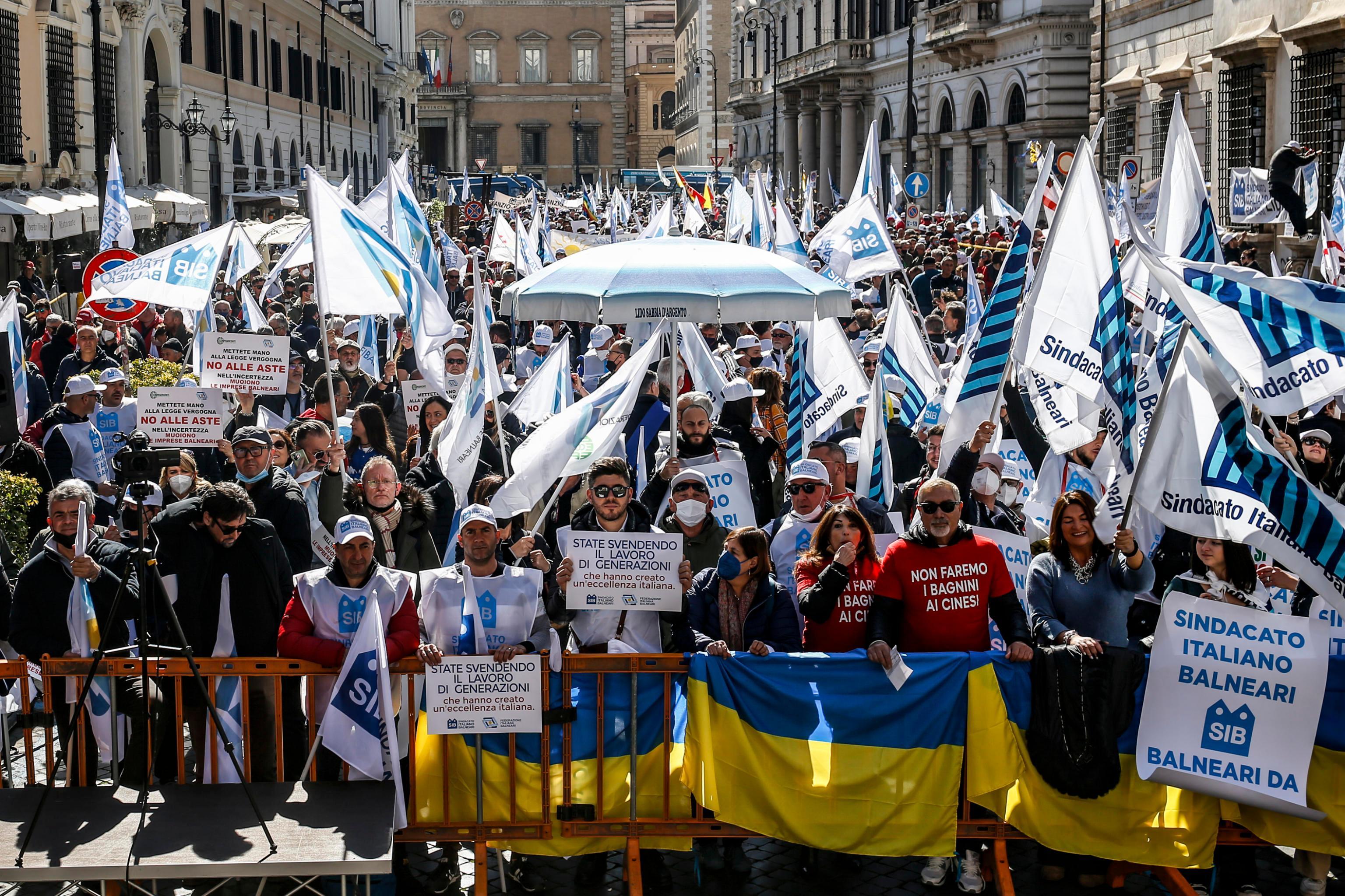  Bolkestein, oltre cinquemila balneari in piazza: «Legge vergognosa»